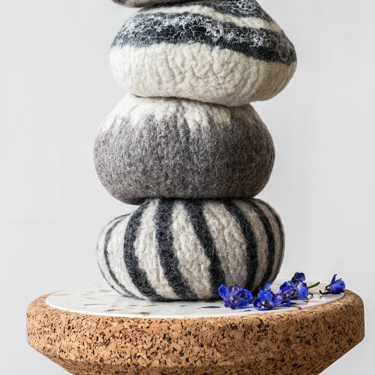Cuenco Decorativo Ukhamba de Lana Filtrada a Mano en Ombre Gris