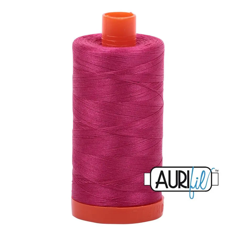 Hilo de algodón Aurifil 1100 Rojo Ciruela 50wt Carrete Grande