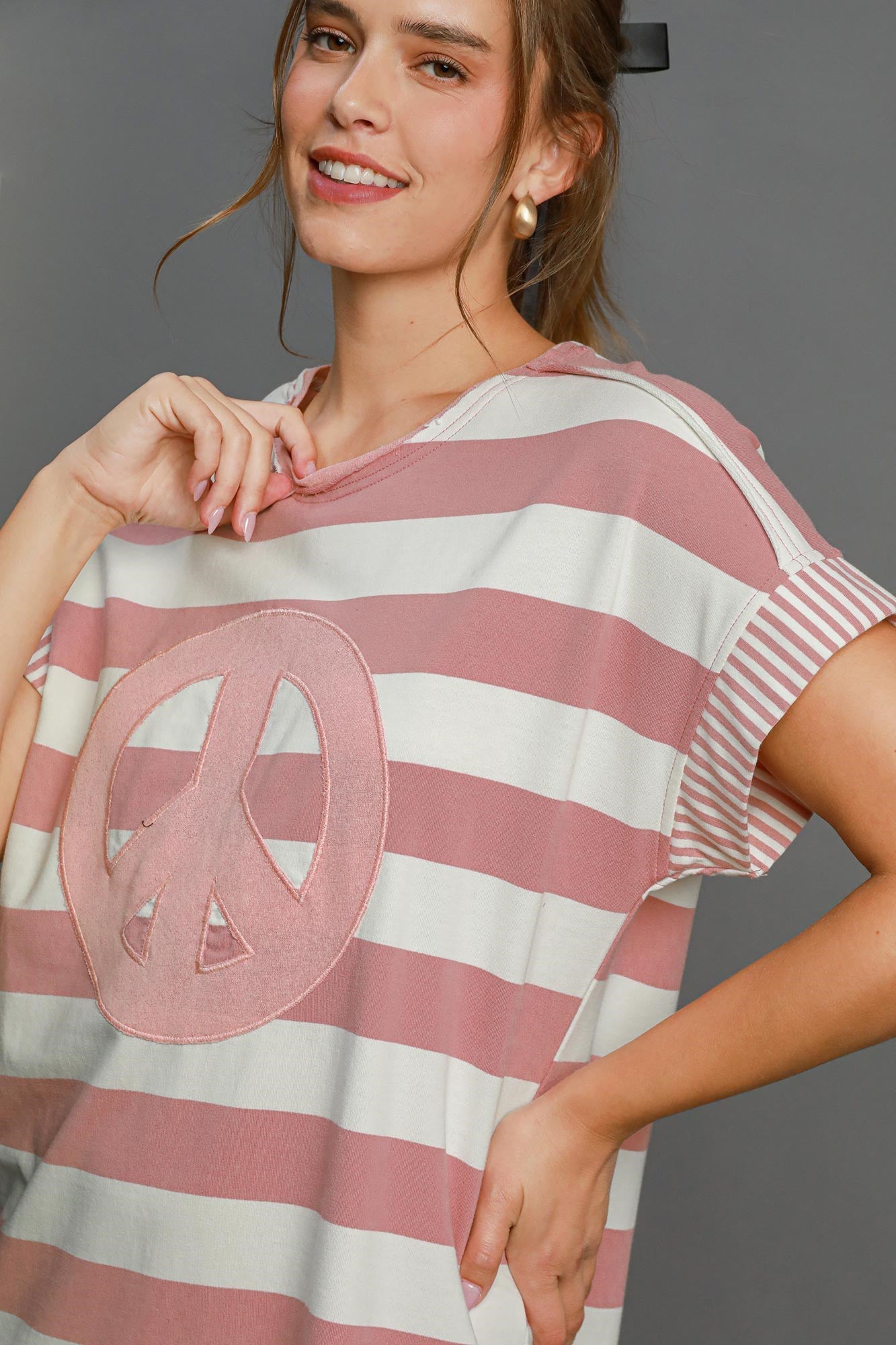 Vestido Mini de Rayas con Aplique de Paz de Manga Corta