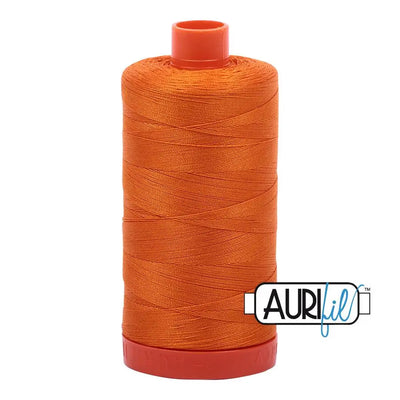 Hilo de algodón Aurifil 50wt en naranja brillante 1133 - Carrete grande