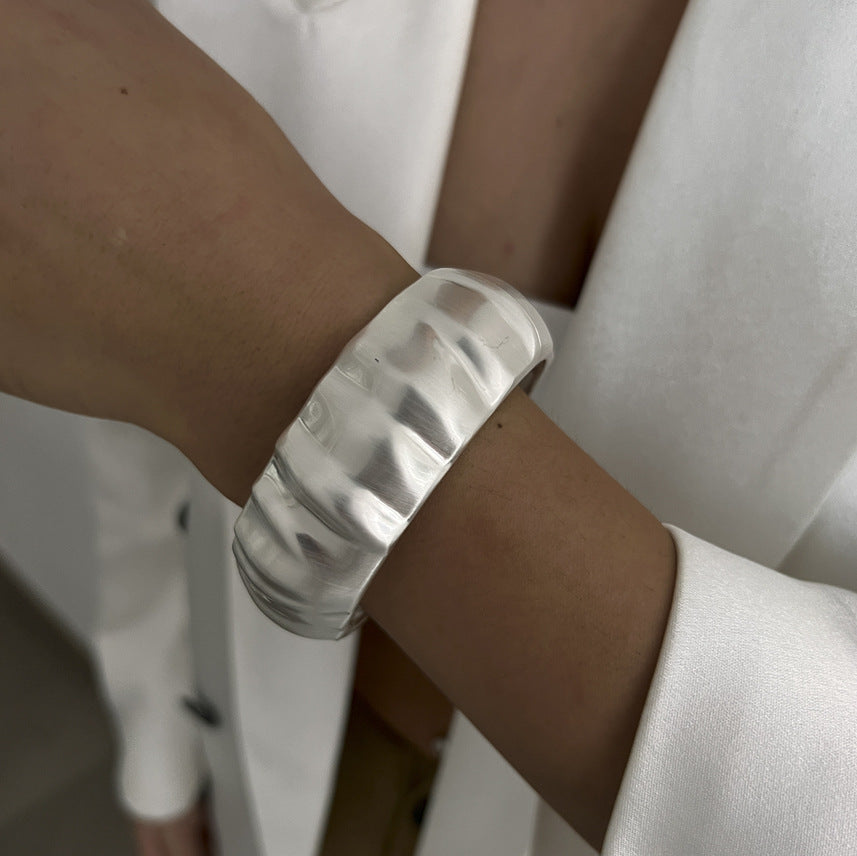 Bracelet Printanier à Bords Irréguliers avec Pliages Métalliques