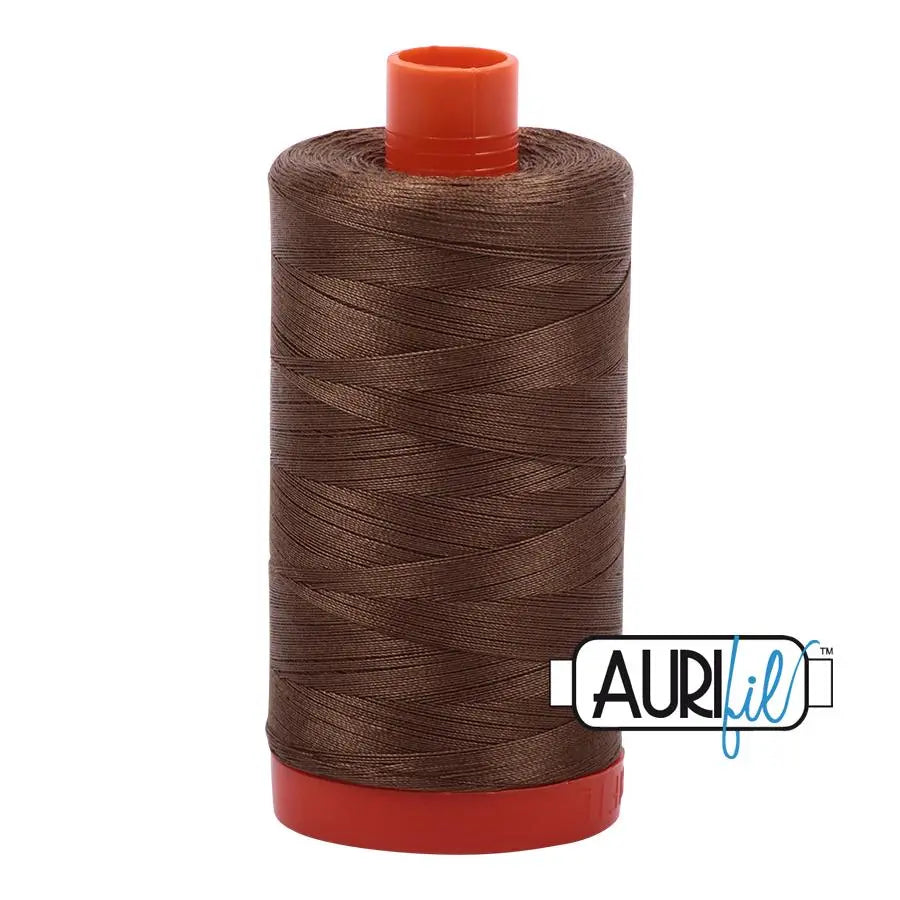 Fil en coton Aurifil 50wt couleur sable foncé grande bobine