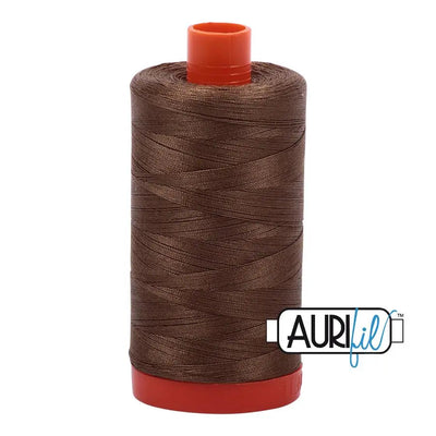 Hilo de Algodón Aurifil 50wt en Color Arena Oscura - Carrete Grande