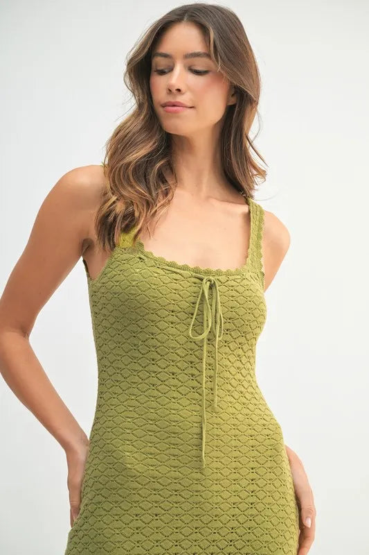 Robe midi en crochet sans manches à ourlet volanté élégant