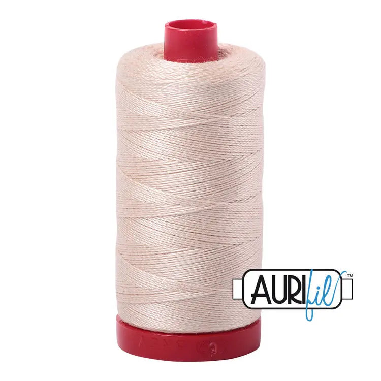 2000 Arena Clara Aurifil Algodón 12 WT Carrete Grande