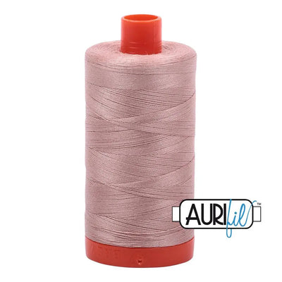 Bobine large Aurifil en coton 50wt 2375 Antique Blush