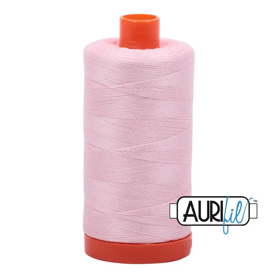 Bobine large Aurifil en coton 50wt rose pâle 2410