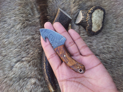 Compact Guthook Knife - Exquisite Damascus Steel & Elegant Rosewood Handle - Korvel