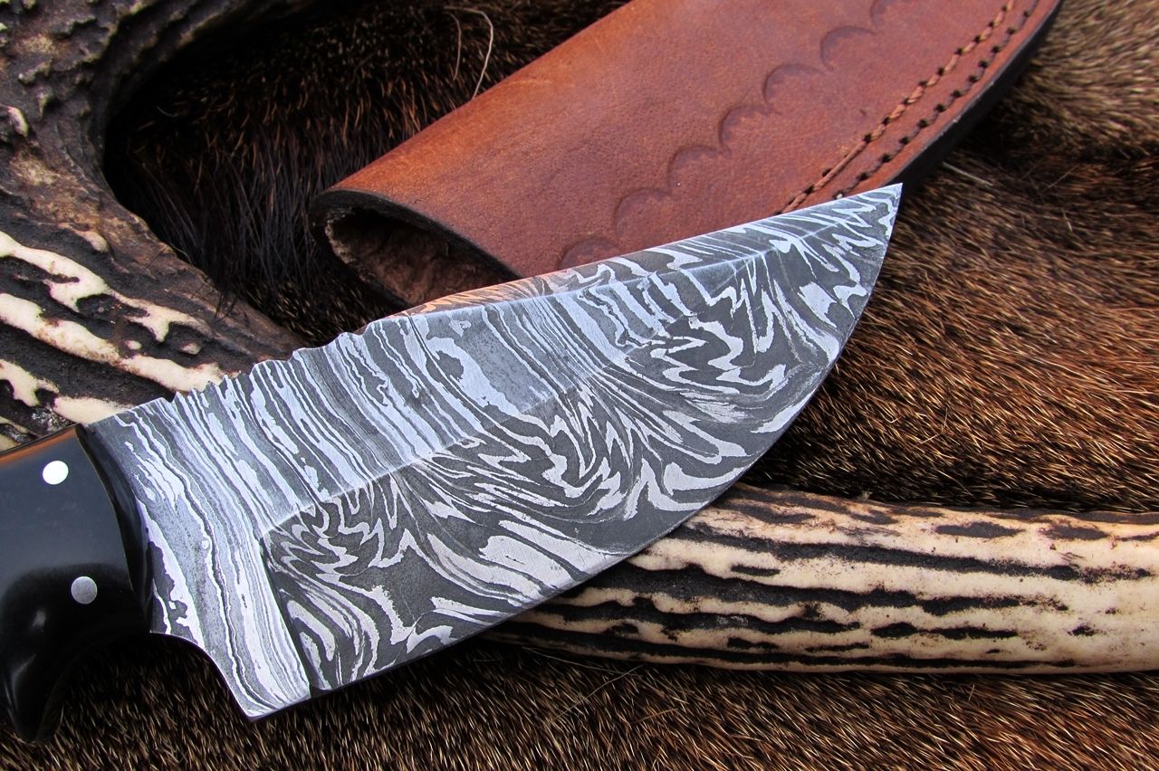 Precision Crafted Deer Skinning Knife – 8.5 Inch Damascus Steel Blade - Korvel