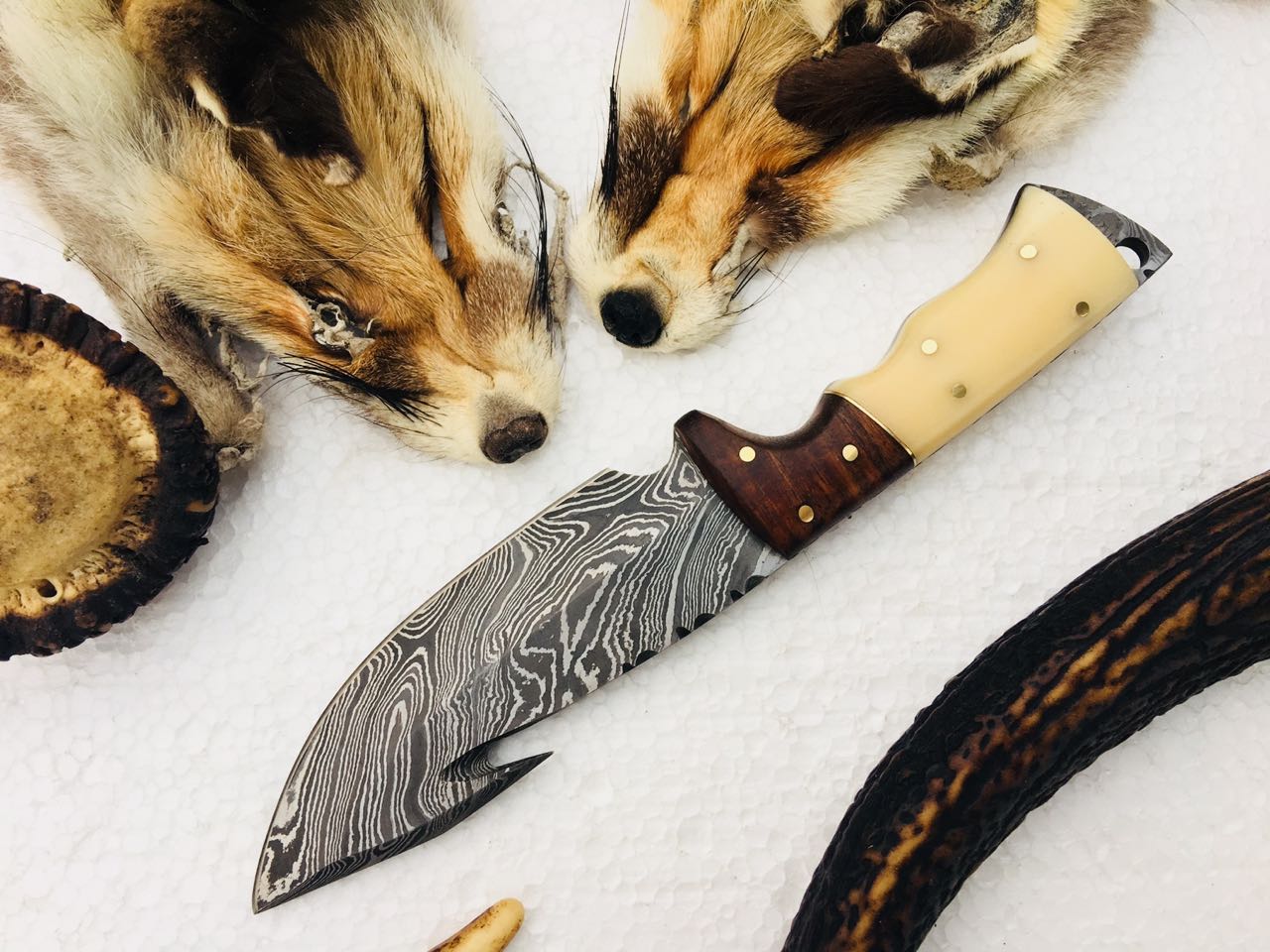 Premium Handmade Damascus Steel Gut Hook Skinning Knife - Full Tang Design - Korvel