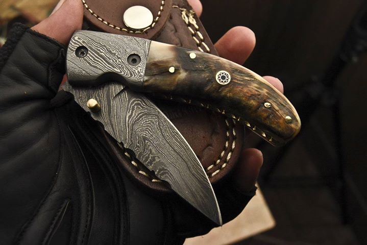 Premium Damascus Steel Folding Knife with Sheep Horn Handle - Korvel