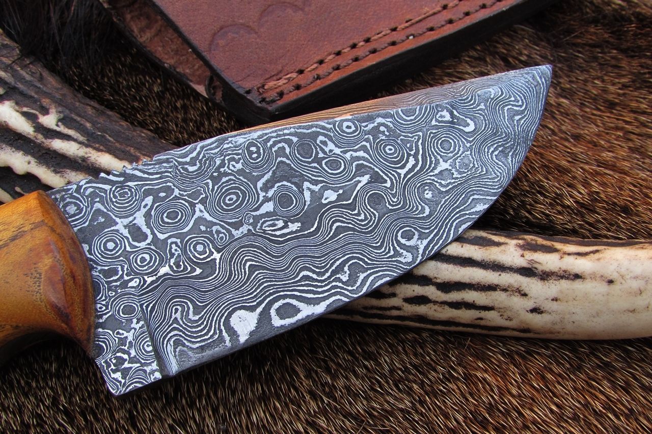 Premium 8.5-Inch Damascus Steel Skinning Knife with Elegant Wood Handle - Korvel