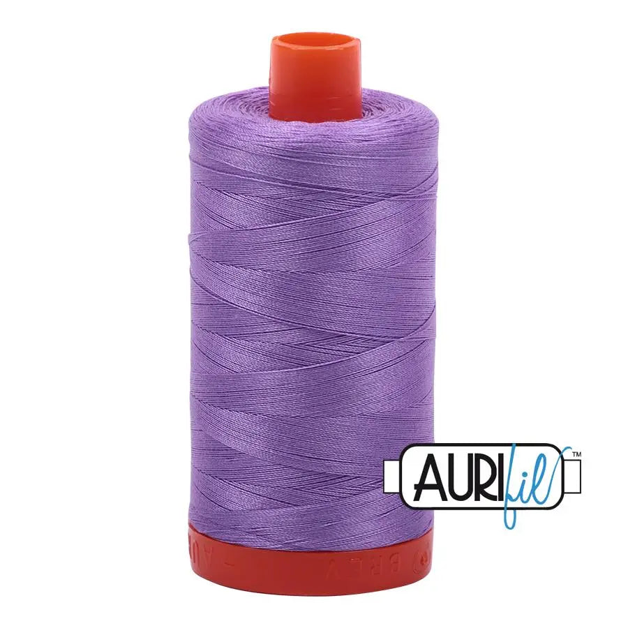 Hilo de algodón Aurifil 50wt en color violeta, carrete grande