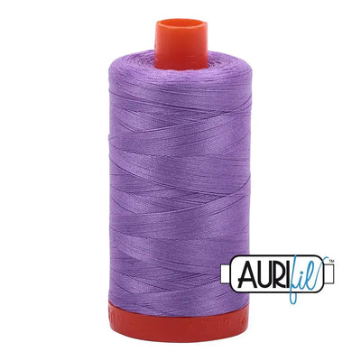Hilo de algodón Aurifil 50wt en color violeta, carrete grande