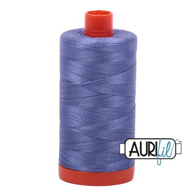 Bobine large Aurifil en coton 50wt 2525 Violet Bleu Poussiéreux