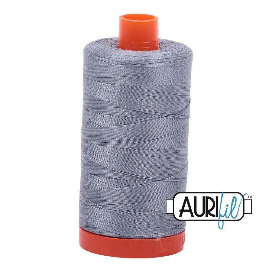 2610 Hilo de Algodón Aurifil 50wt Color Azul Claro Gris Carrete Grande