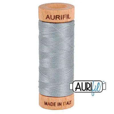 Bobine de coton Aurifil 80wt 2610 bleu clair gris