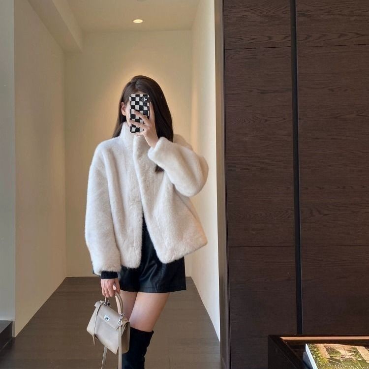 Manteau féminin élégant à col en fourrure