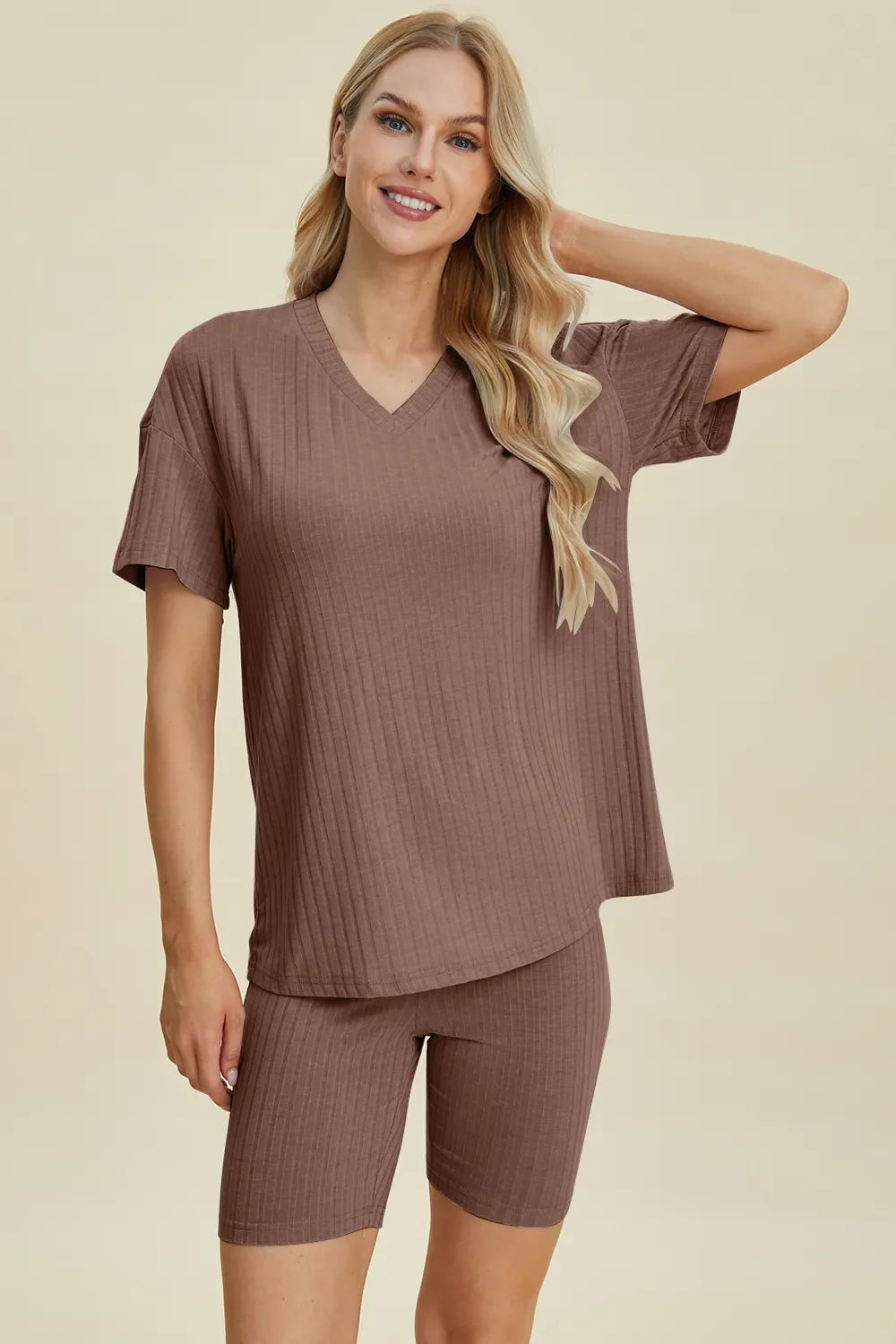 Conjunto de Top y Shorts de Cuello en V de Tamaño Completo Basic Bae