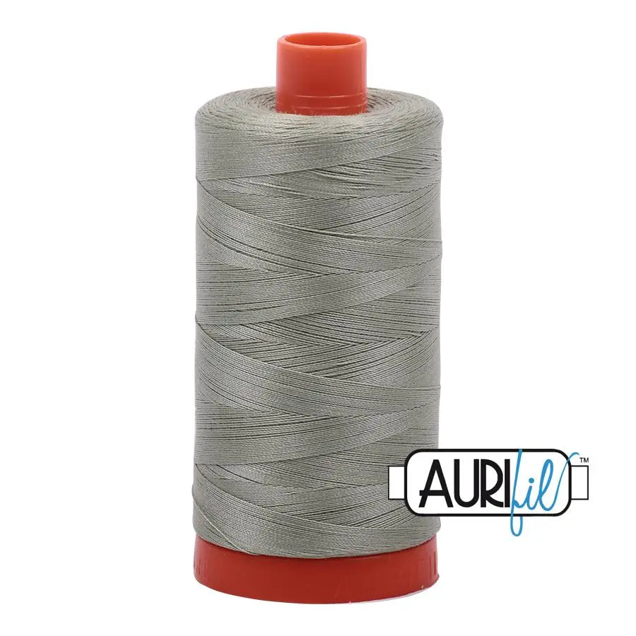 Hilo de algodón Aurifil 50wt en color verde laurel claro, carrete grande