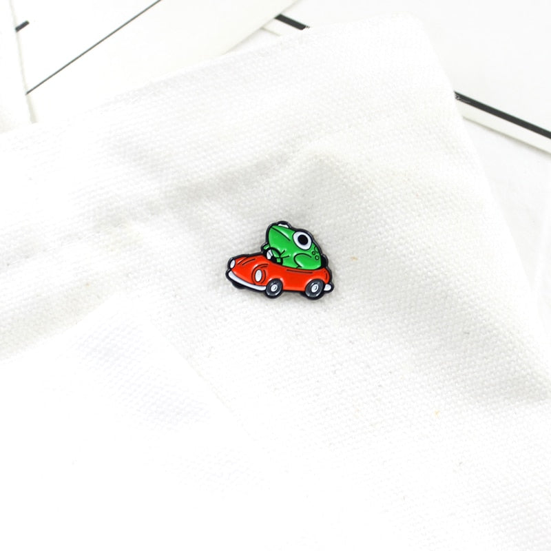 Pin de esmalte de conductor de rana - Divertido broche de coche rojo