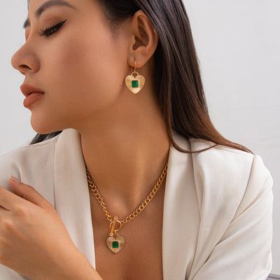 Collar con colgante en forma de corazón elegante con acentos de diamante