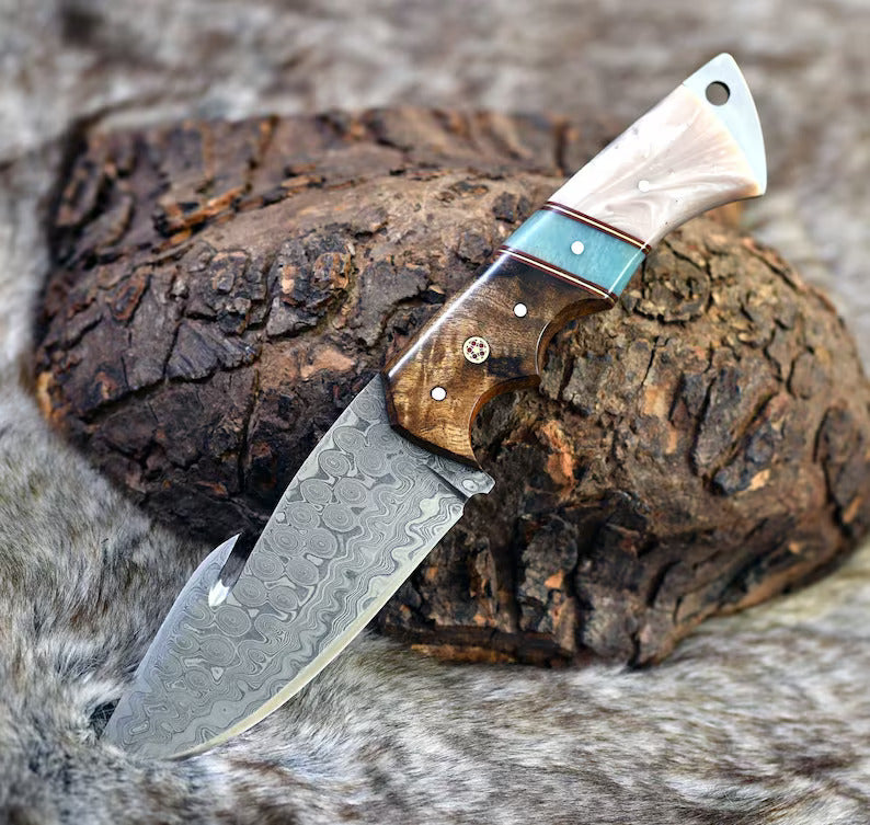 Precision Hunter: 8.25-Inch Damascus Steel Gut Hook Skinning Knife with Elegant Rosewood Handle - Korvel