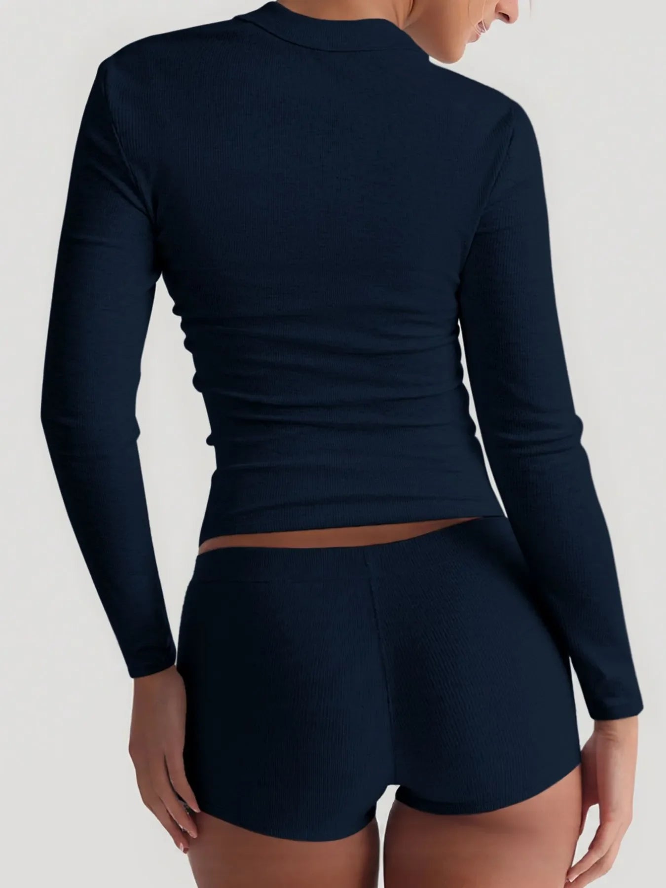 Ensemble haut à manches longues à col carré et shorts