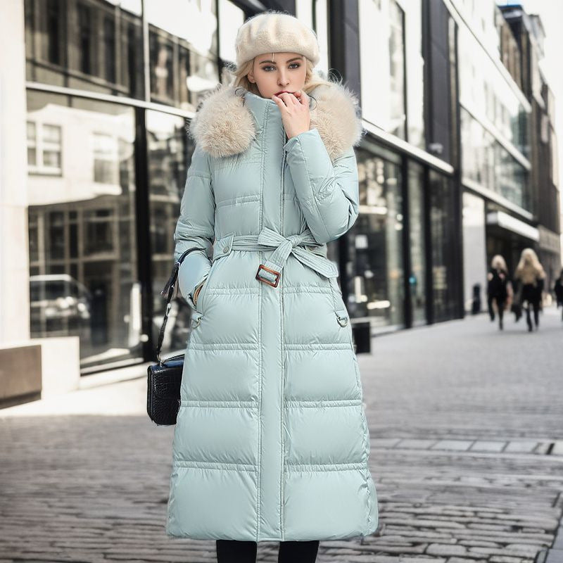 Veste longue slim d'hiver avec capuche en fourrure pour femmes