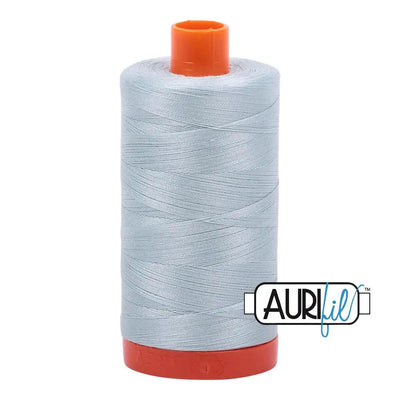 Bobine large Aurifil 5007 gris bleu clair en coton 50wt