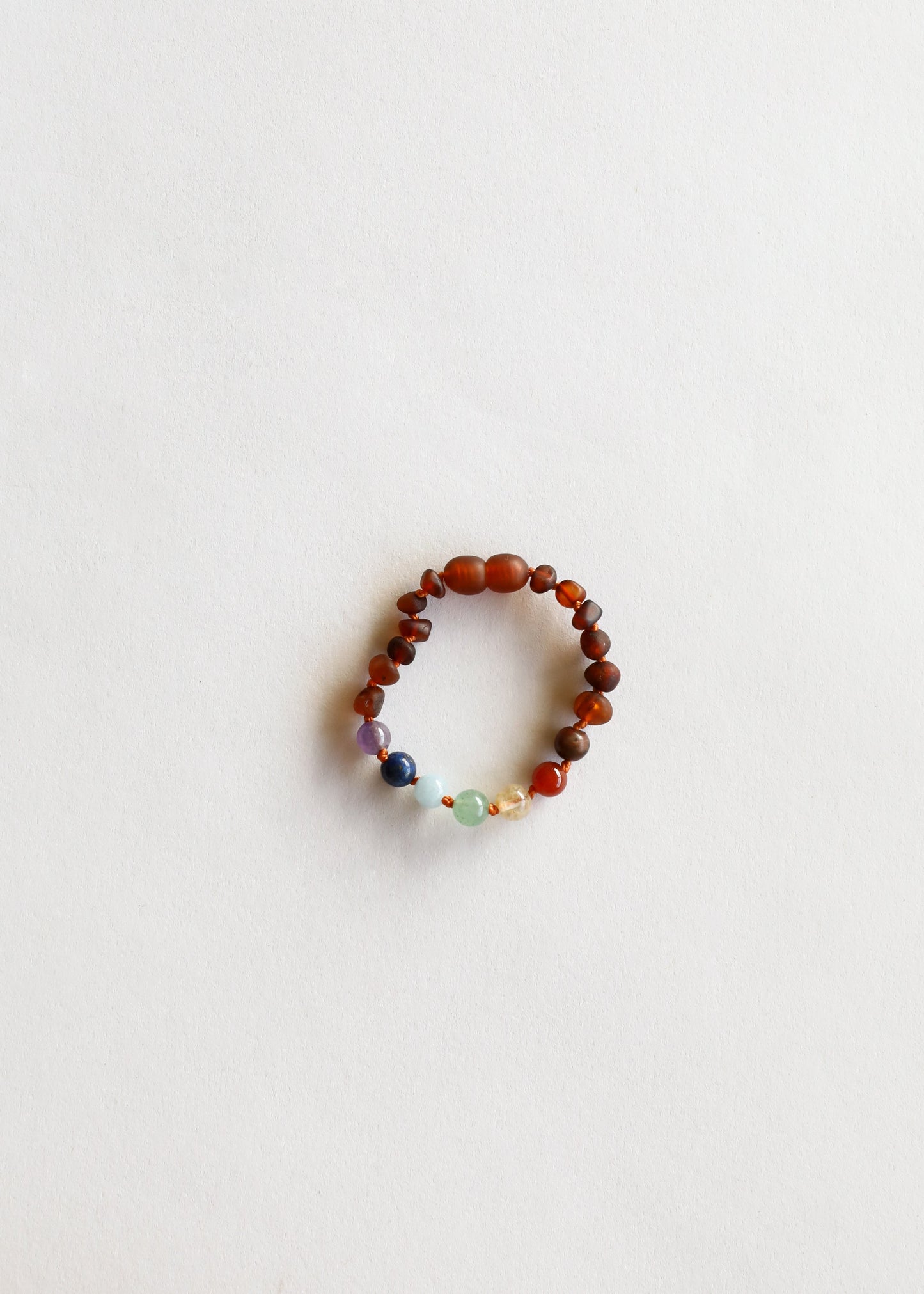 Conjunto de Pulseras de Ámbar Báltico Cognac Crudo y Cristales de Chakra