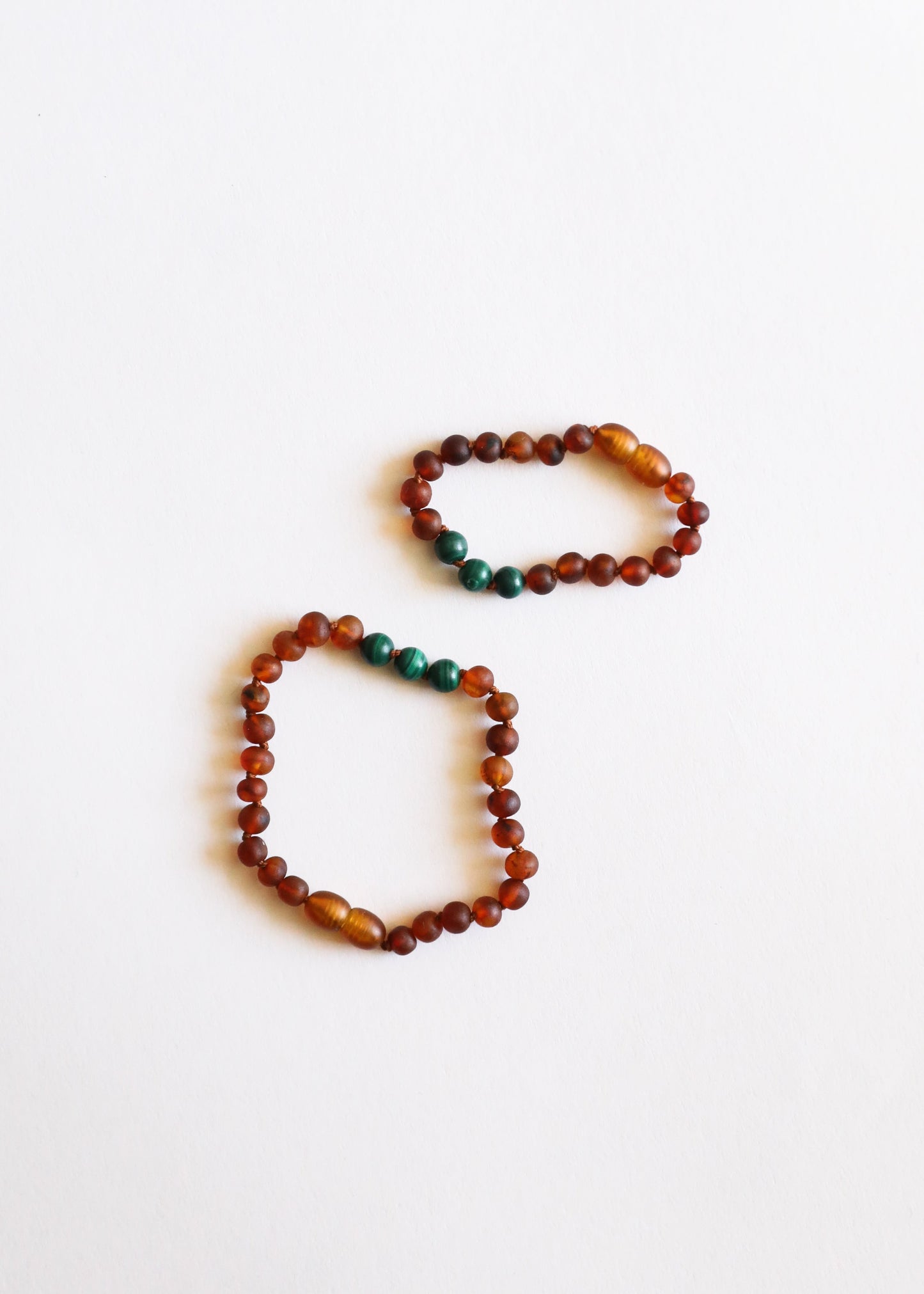 Bracelet ou anklet en ambre baltique cognac brut et malachite