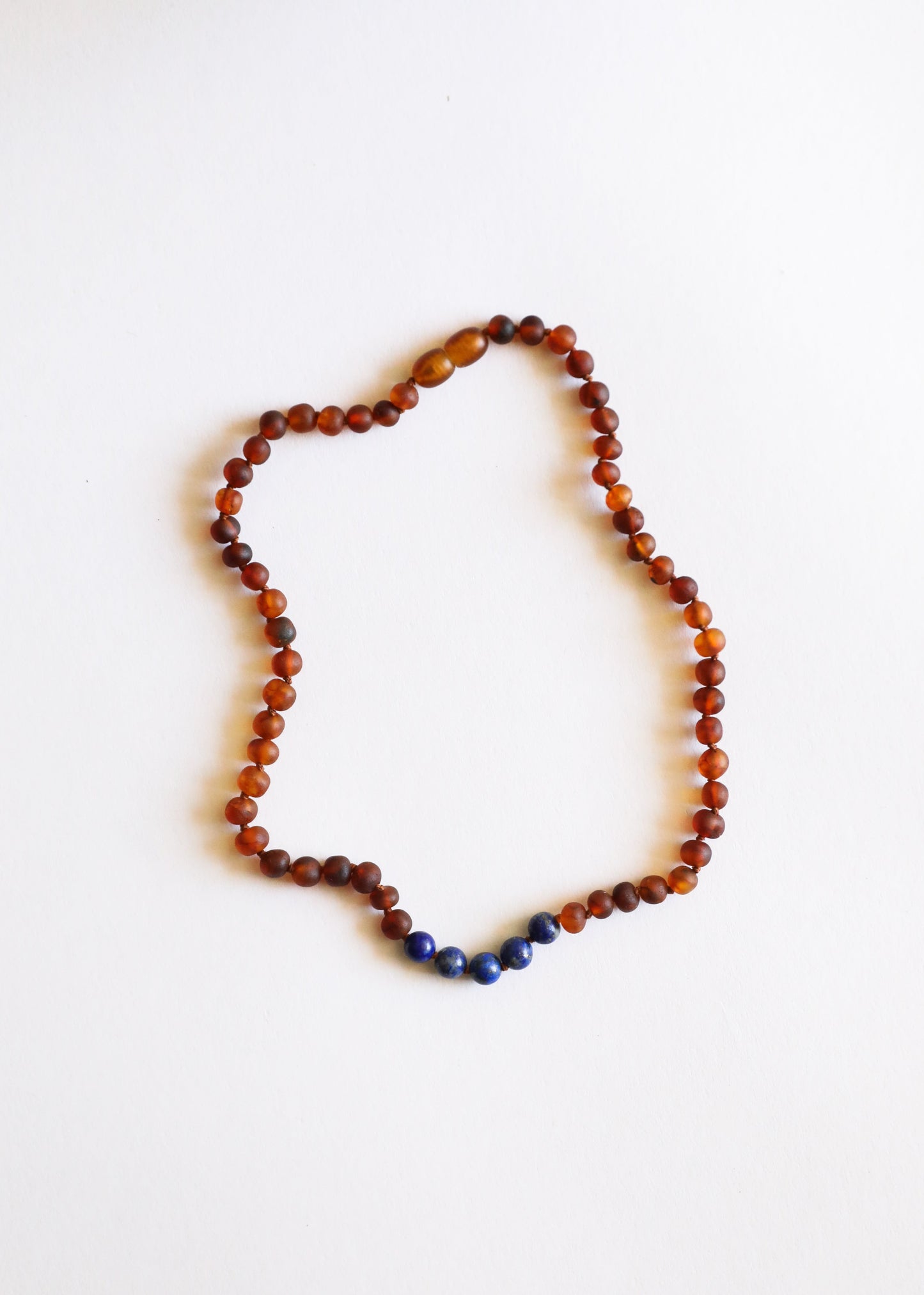 Collar de Ámbar Báltico Cognac Crudo y Piedra Lapis