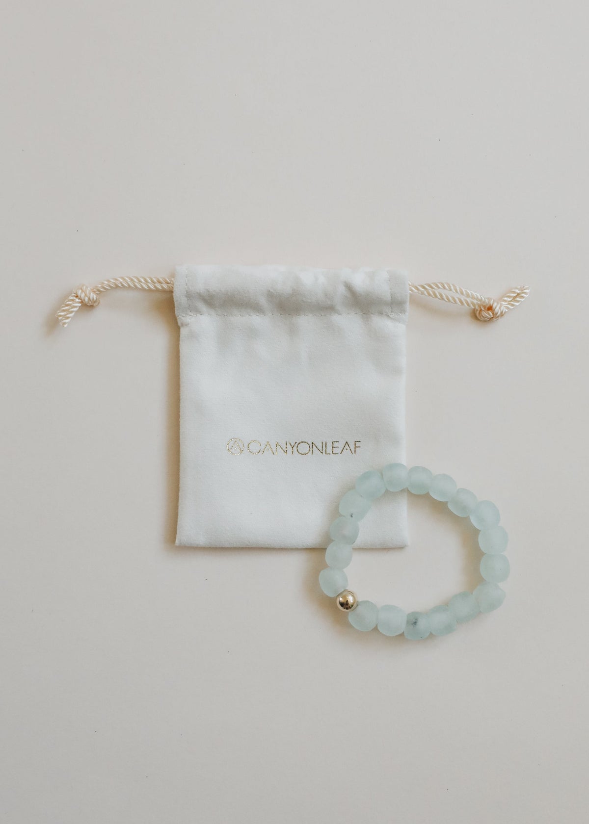 Bracelet extensible en verre de mer bleu avec accents en or ou en argent