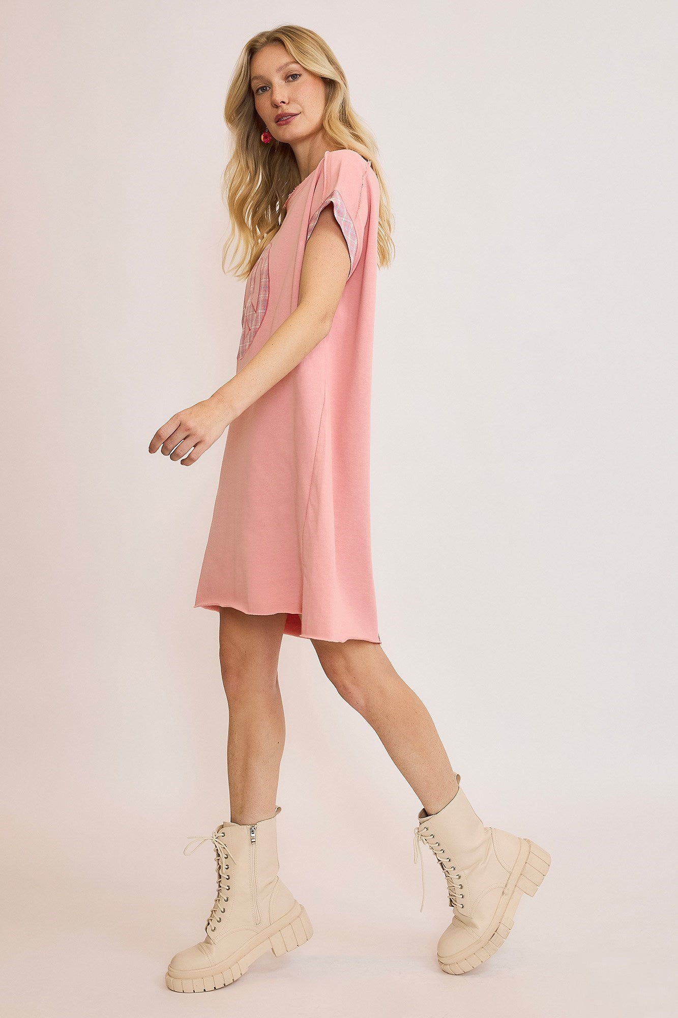 Vestido Mini de Manga Corta con Apliques de Cuadros de Paz para Mujeres