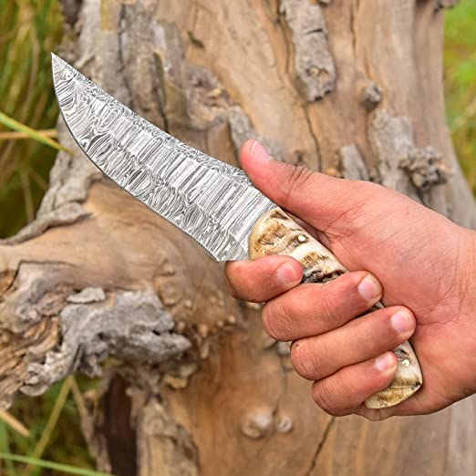 Exquisite Handcrafted Damascus Steel Hunting Knife with Sheep Horn Handle - 8.5" Length & Leather Sheath - Korvel