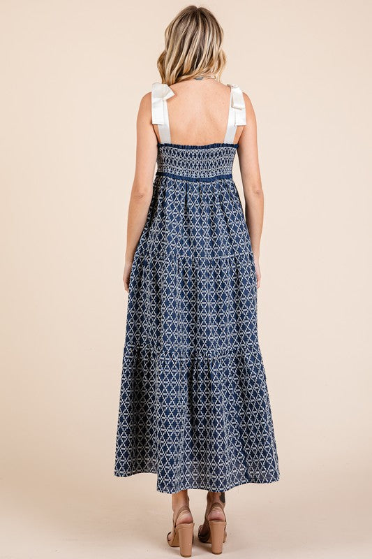 Robe midi à épaules nouées smockée brodée géométrique
