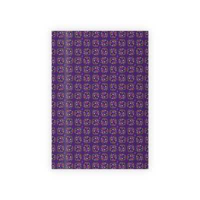 Papier d'emballage cadeau avec ruban et fleurs violettes