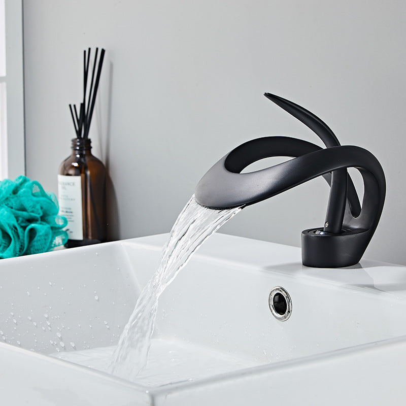 Robinet de lavabo élégant en cascade