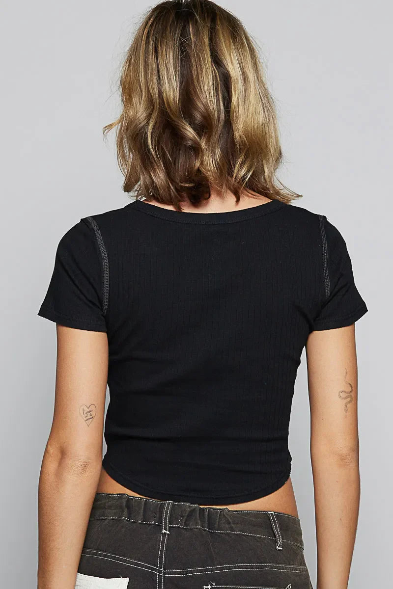 Camiseta de Corte Crop con Costuras en Contraste POL
