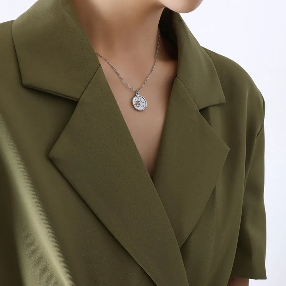 Collar de Estrella y Luna de Circón - Acero de Titanio Baño de Oro