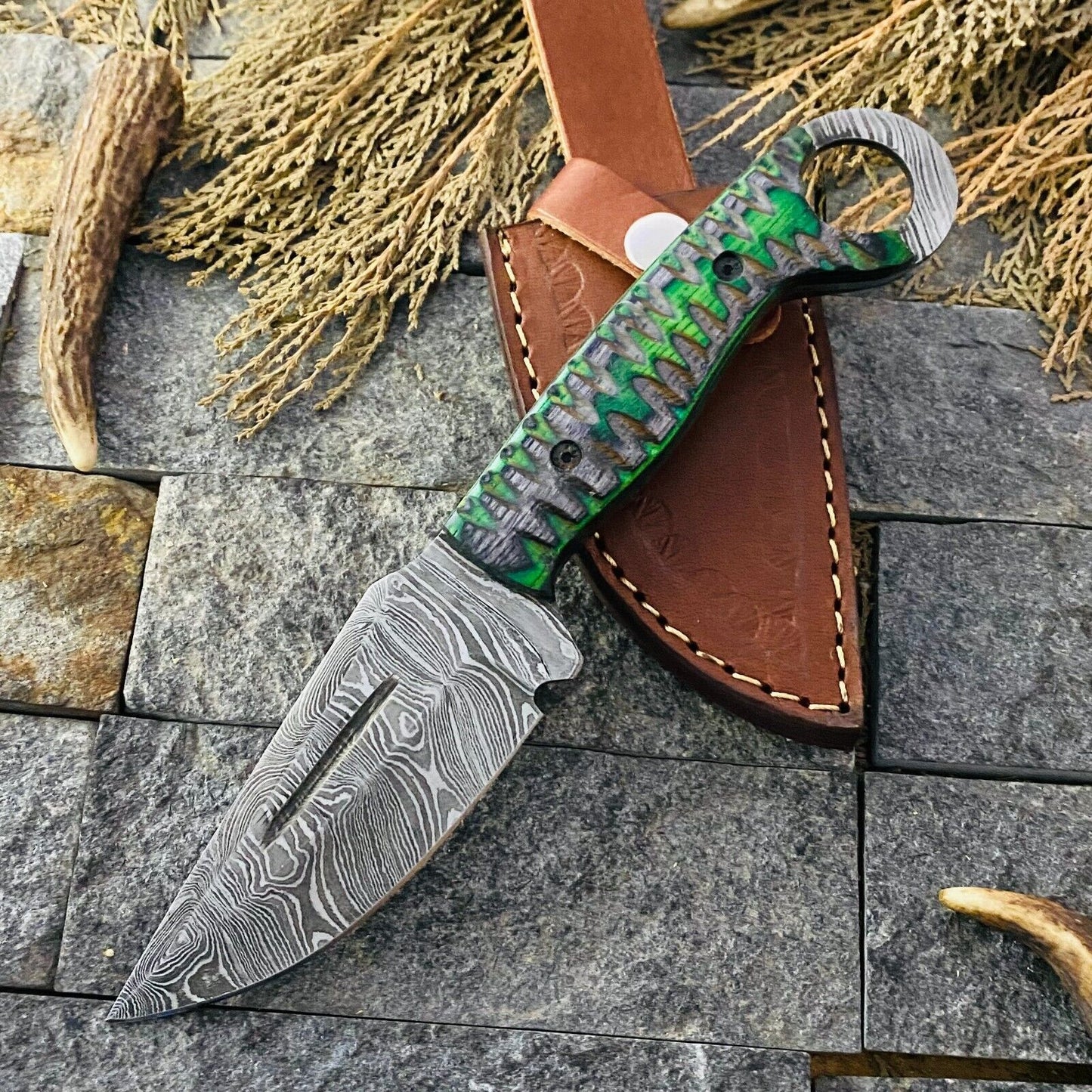 Artisan Crafted Compact Hunting Knife – Premium Damascus Steel - Korvel