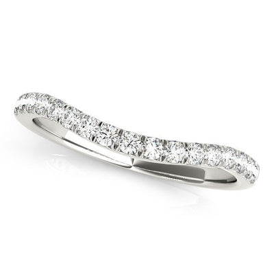 Anillo de boda curvado de diamantes redondos engastados en pavé de oro blanco de 14k