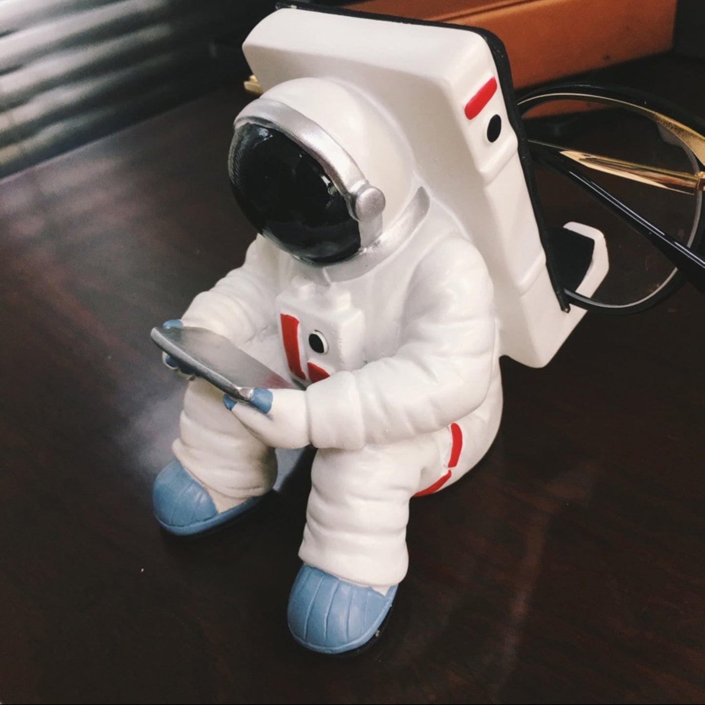 Creative Astronaut Desktop Universal Mobile Phone Stand Holder Mount Bracket Home Decor Home Accessories Office Desk Accessories - Korvel