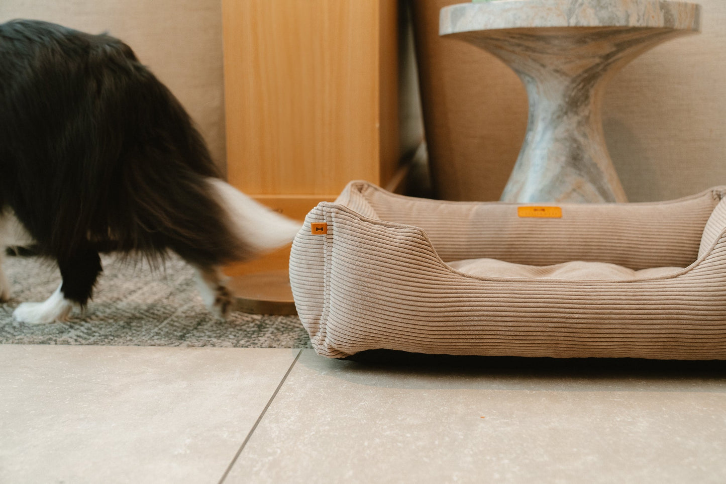 Cama para perros de terciopelo taupe lujosa