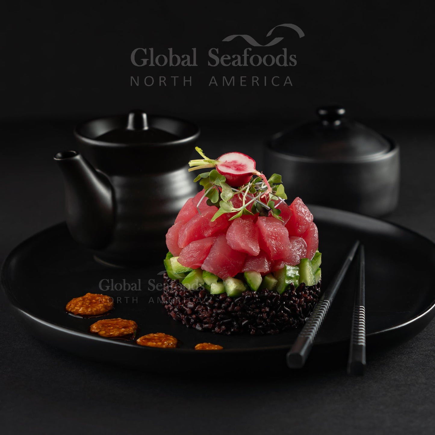 Cubes de thon jaune frais de qualité sashimi avec sauce poke épicée