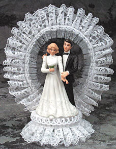 Pareja de Porcelana E102 - Topper de Pastel con Arco de Encaje, 10" de Alto