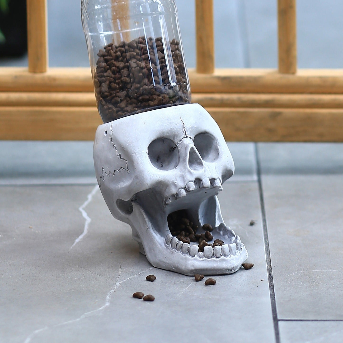 The resin three-dimensional skull feeder base can hang an automatic animal feeder - Korvel