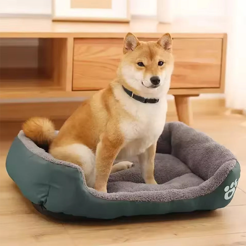 Cama para mascotas de felpa suave y acogedora con fondo impermeable
