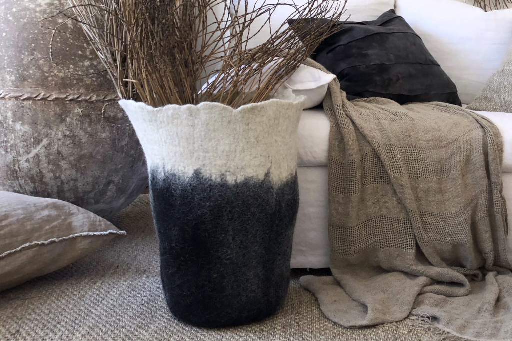 Vase de sol en laine noire et blanche Eclipse